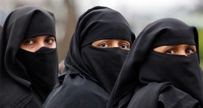 Baza de date online Absher urmareste femeile din Arabia Saudita