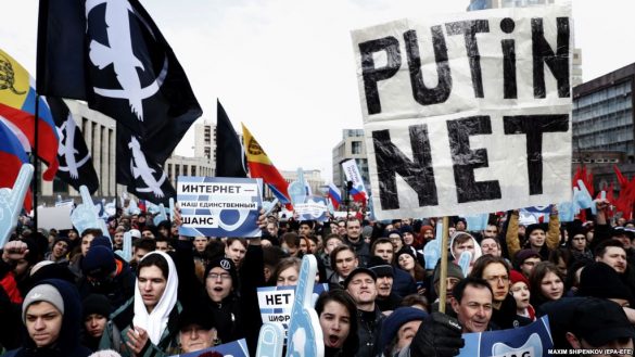 Putin semneaza legea Runet care va separa internetul Rusiei de restul lumii