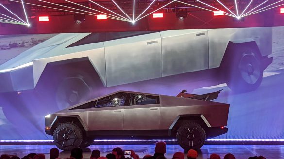 Elon Musk a dezvaluit primul camion electric, Tesla Cybertruck