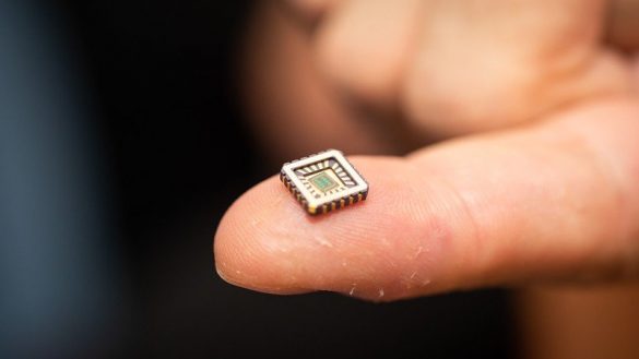 Un cip artificial care imita neuronii ar putea ajuta la combaterea paraliziei