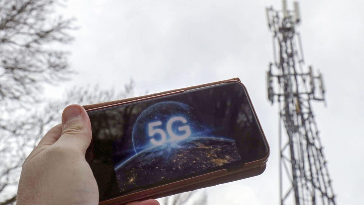 Boris Johnson l-a sfidat pe Donald Trump oferind companiei Huawei acces limitat la retelele 5G din Marea Britanie
