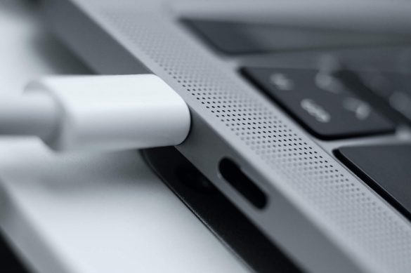 Cine ar fi crezut? Macbook Pro se supraincalzeste daca il incarci pe partea gresita!