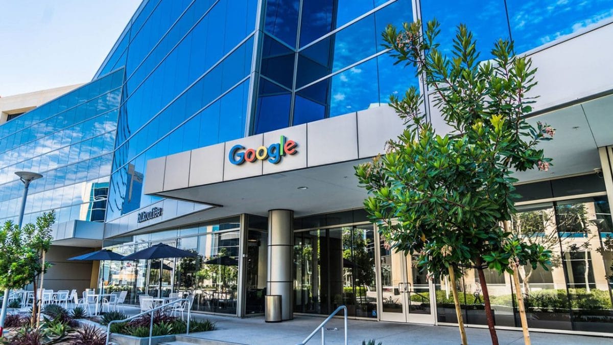 Google si Facebook extind munca la domiciliu pana la sfarsitul anului