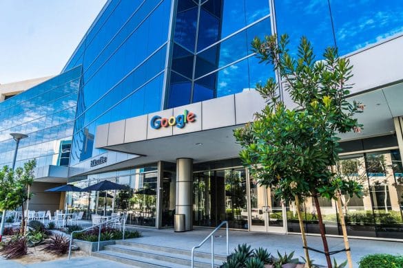 Google si Facebook extind munca la domiciliu pana la sfarsitul anului