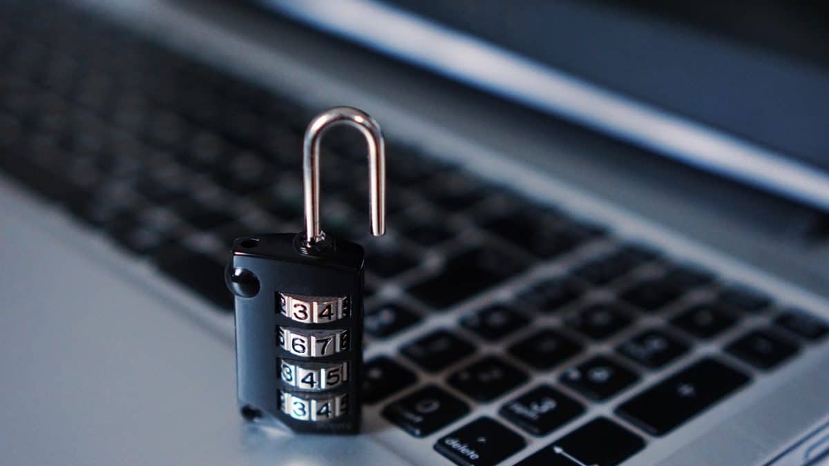 Apple a platit o recompensa de 100.000 de dolari pentru gasirea unei vulnerabilitati critice